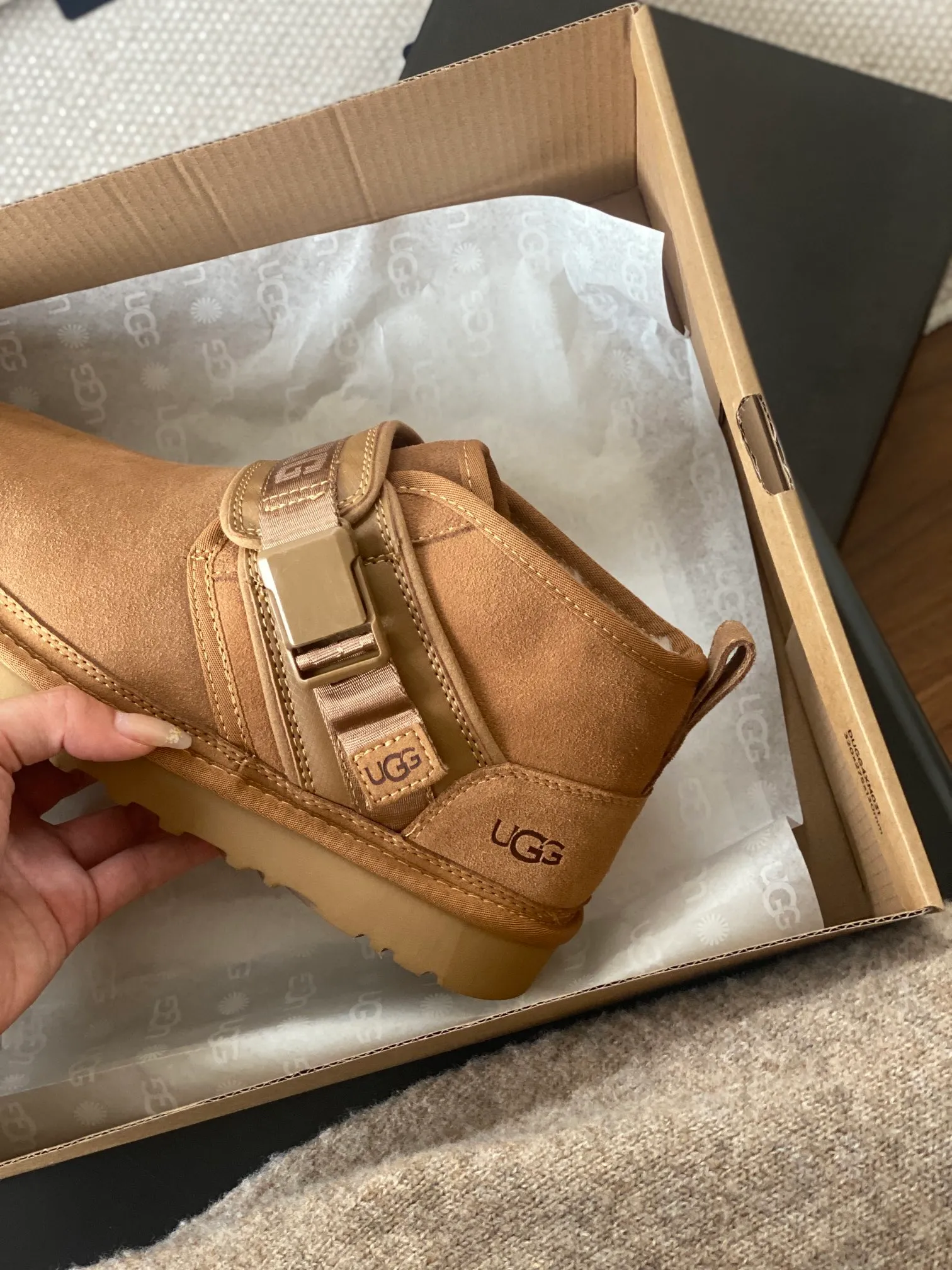 [UGG] P: 580💰 Men's model. Size: 39-44 UGG men's snow boots and wool shoes. The most popular style is now available, Neumel Snapback (buckle style). Material: cowhide➕sheep fur. Outsole: rubber (light wing technology) light! light! light! Super waterproof and available in 3⃣️ colors.
